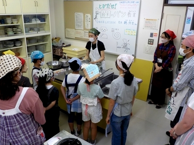 先生の前で材料の確認をする子どもたち
