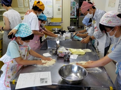 やわらかいパン生地を頑張ってこねる子どもたち