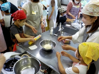 まとまった生地を休ませる様子