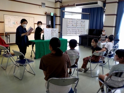 大型絵本を読む朗読グループの「ことのは」の皆さんの様子
