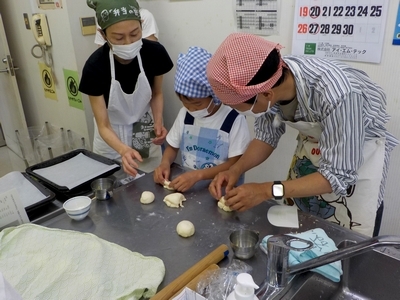 生地を丸める親子