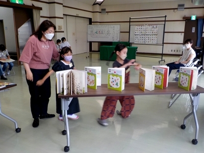 絵本を選ぶ親子の様子