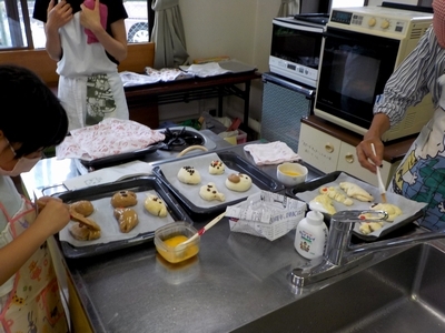 つや出したまごを丁寧に塗る様子