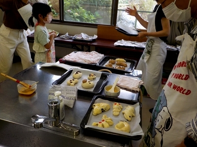 親子でつや出したまごを塗るようす