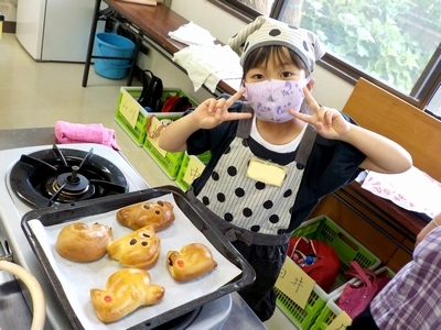 焼けたパンを見て喜ぶ様子