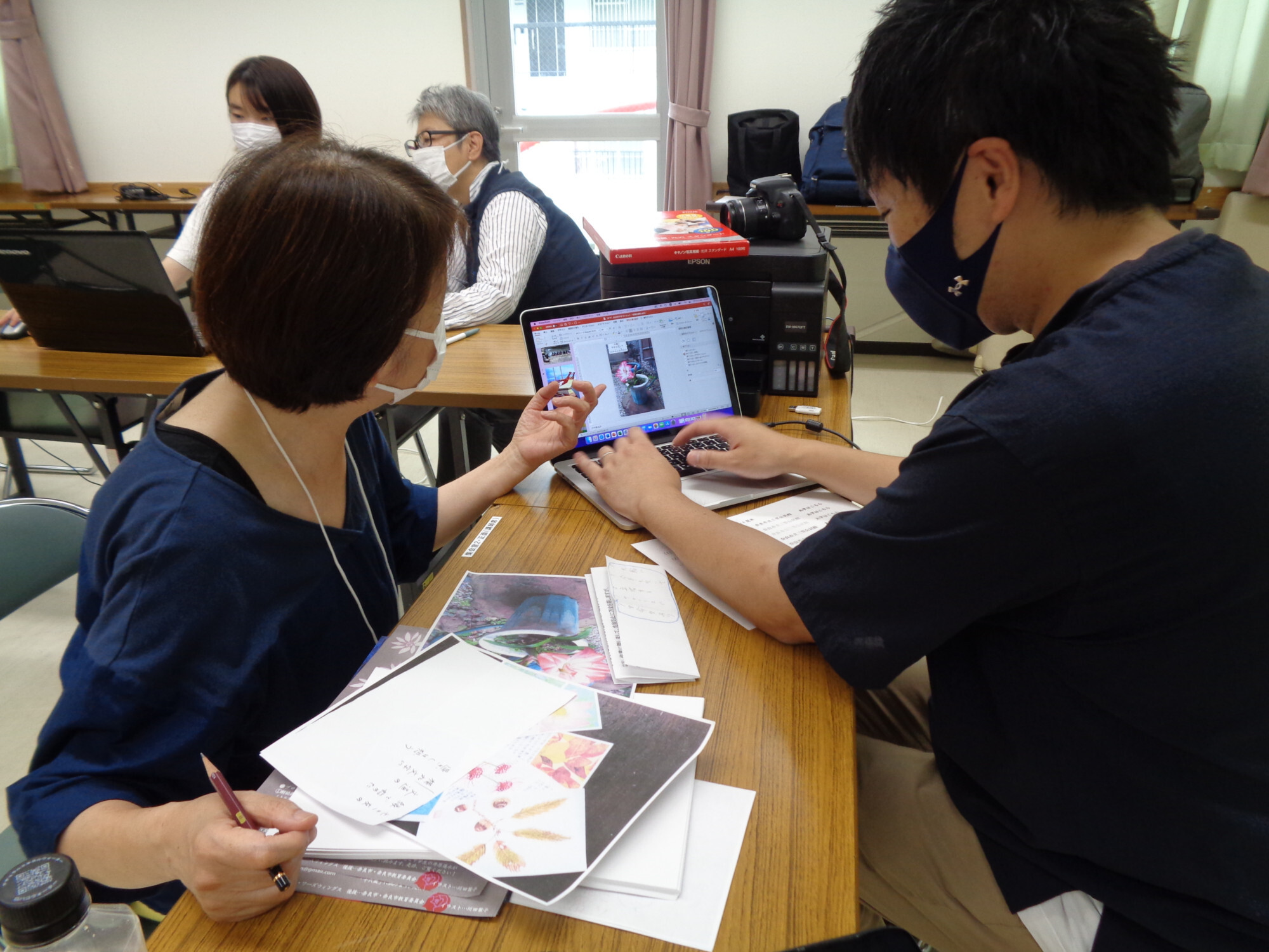 写真と短歌をあわせているところ