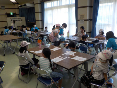 班ごとに分かれて座る様子
