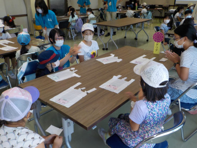 班で自己紹介をしあう大学生と子どもたち
