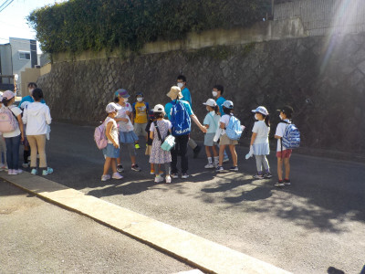 班ごとに分かれて公園へ出発します