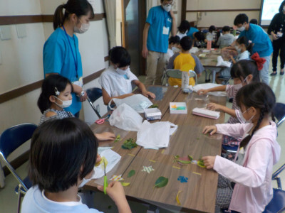 持ち帰った葉っぱで工作する様子