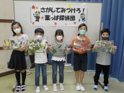 作品を披露する子どもたち