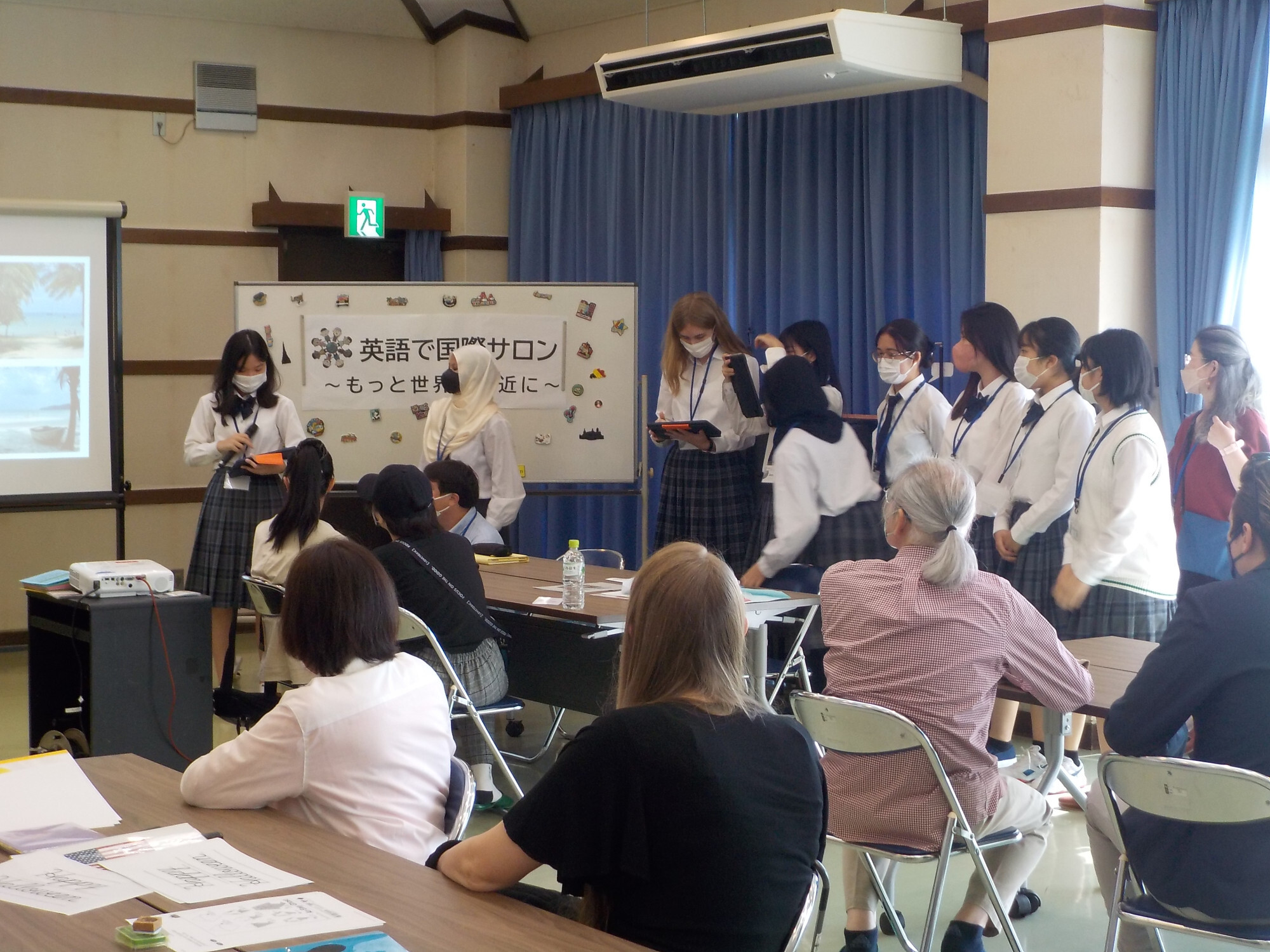 自己紹介をする留学生たち