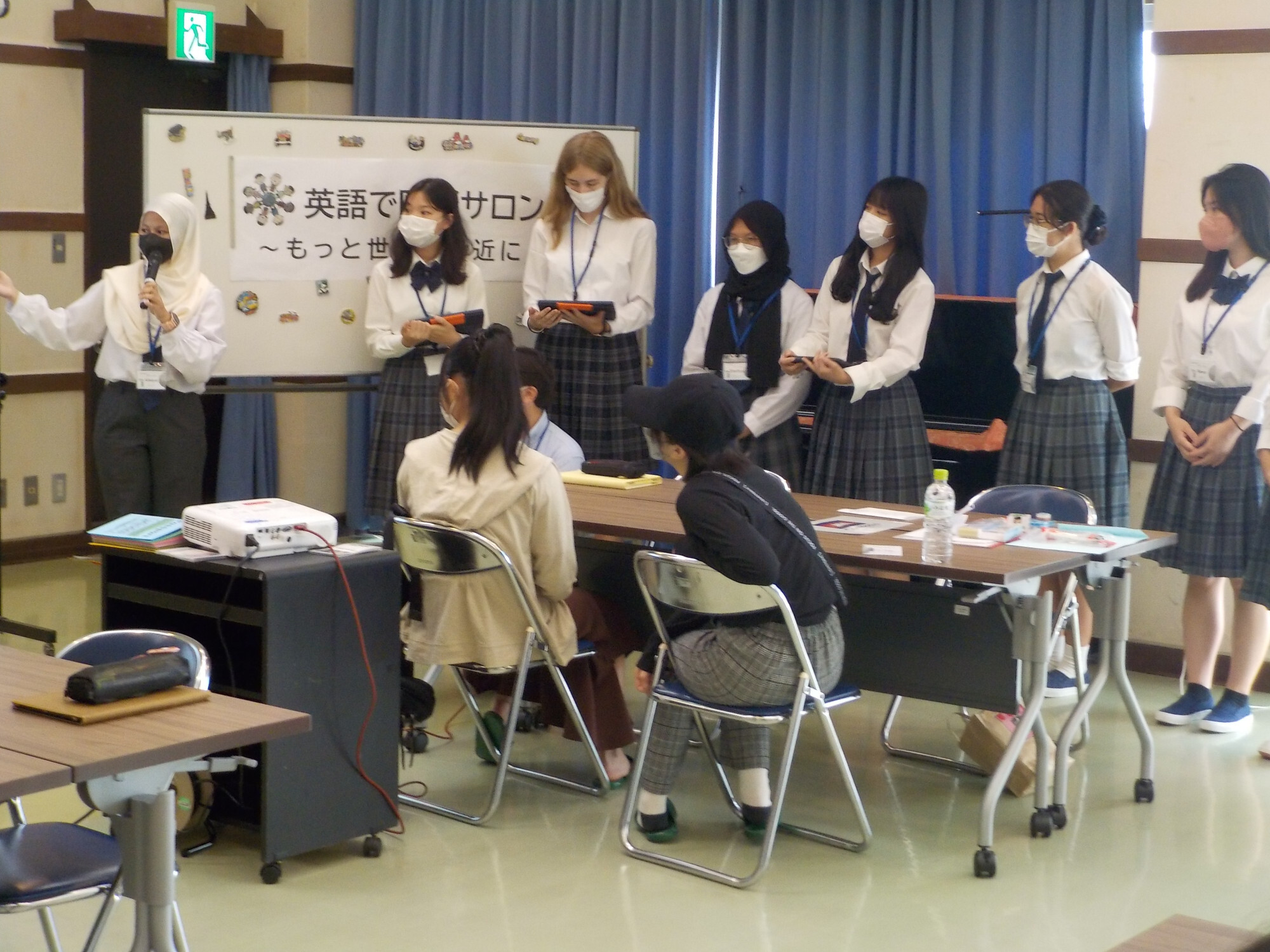 自国の紹介をする留学生