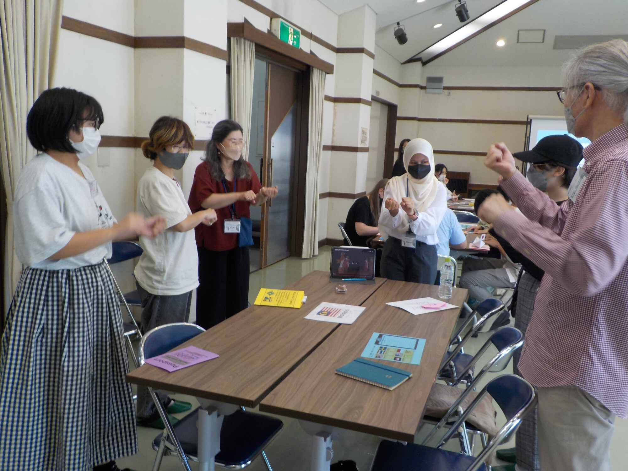 マレーシアの留学生がダンスを教える様子
