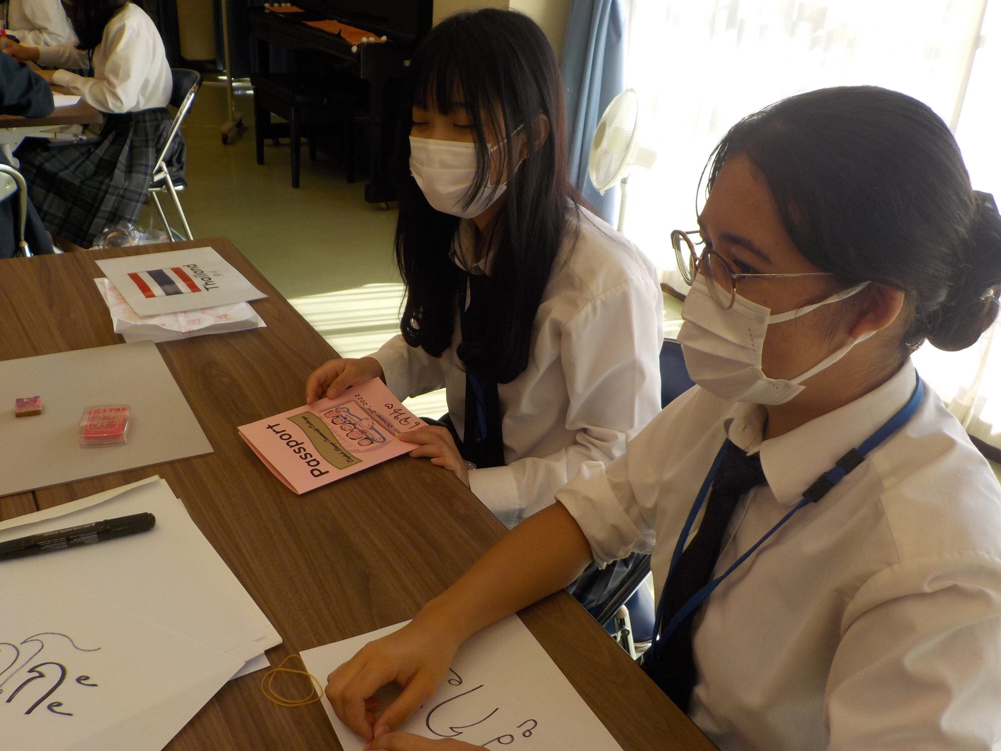 タイの留学生がタイ語を教える様子