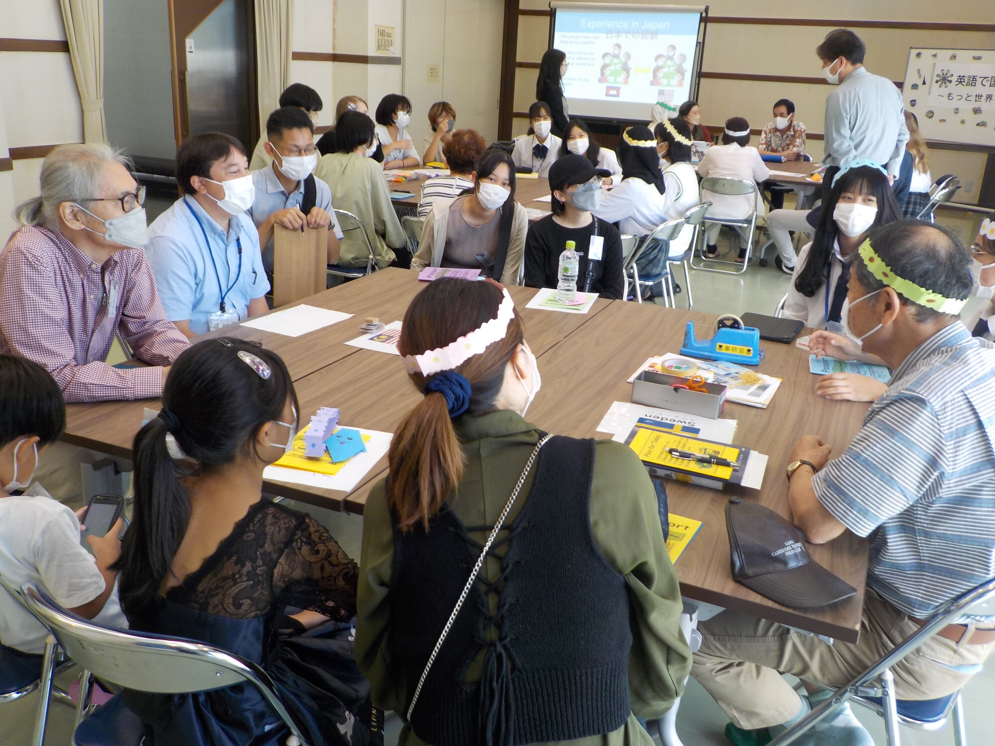 みんなで日本と外国の文化の違いを話す様子