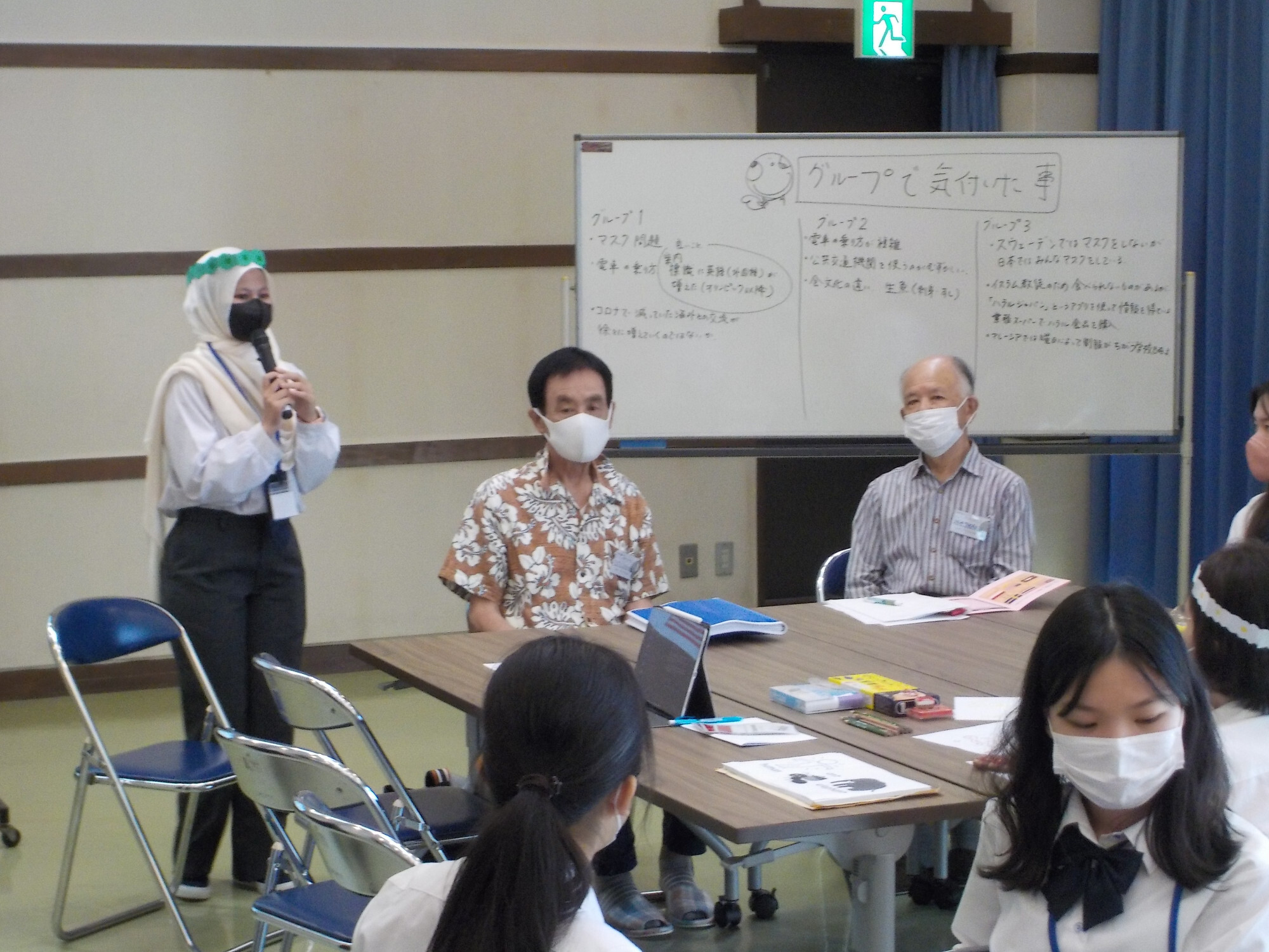 日本で感じた文化の違いについて話す様子