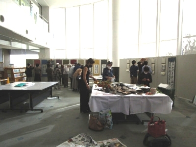 陶芸、書道展示の準備