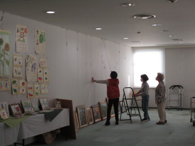2階会場絵画展示の準備