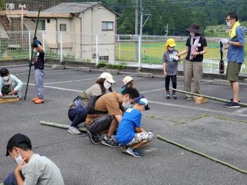 長い竹を切る写真