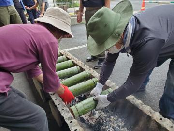 お米を炊いている写真