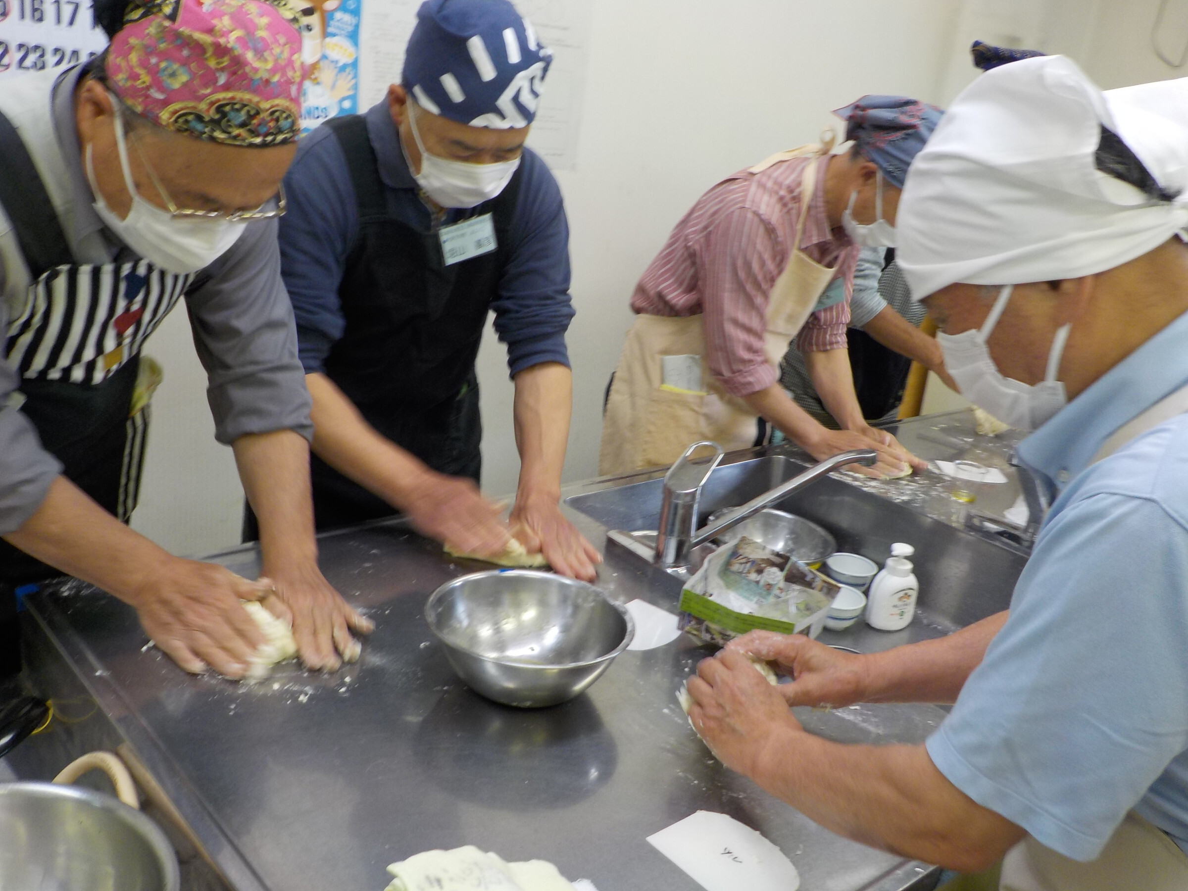 力を込めて生地をこねる様子