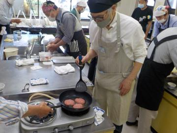 中身のハンバーグを作る様子