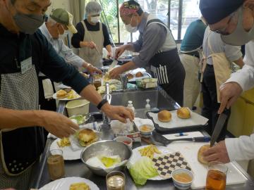 焼きあがったバンズに具材を挟んで仕上げ