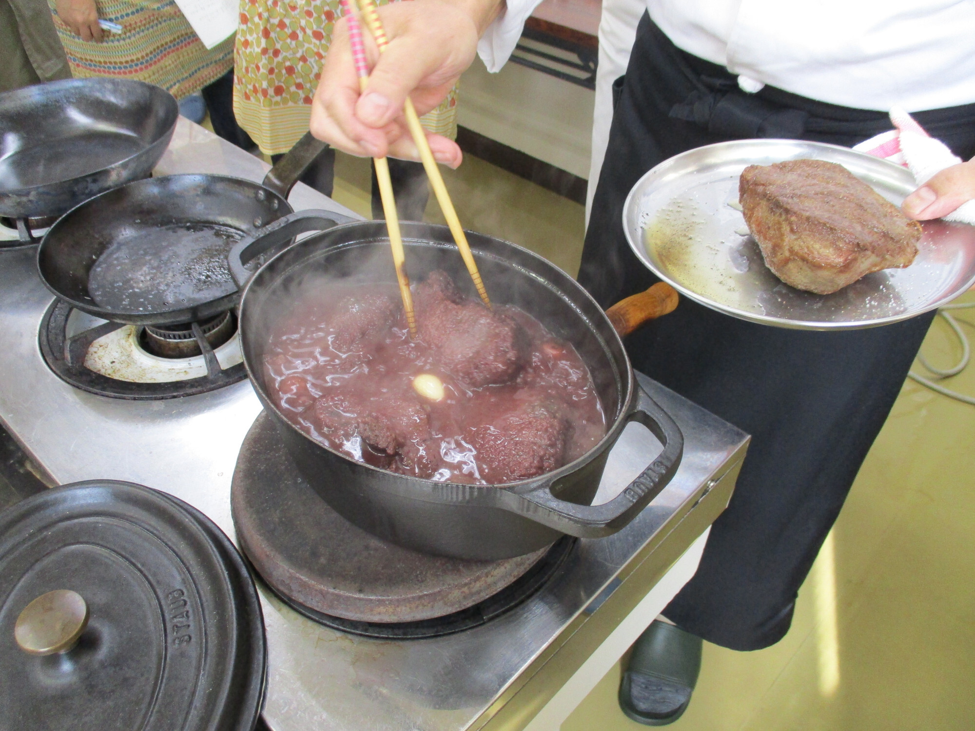 牛肉を鍋で煮る