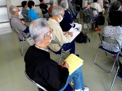 熱心にメモを取る様子