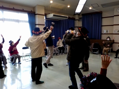 音楽にあわせて踊る様子