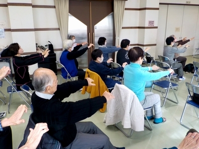 脳トレも兼ねた運動をする様子