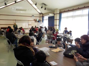 館内に戻り振り返り学習を開始する様子