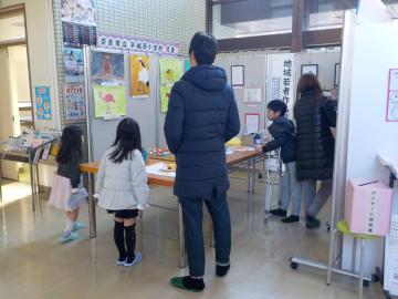 家族と鑑賞する様子