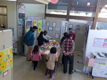 じっくりと作品を観る様子
