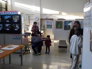 他学年の作品も鑑賞する様子