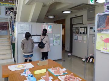 自分の作品・友達の作品を鑑賞する様子