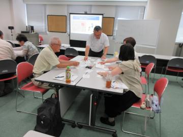 「ジェンダーギャップを考えるカルタ」を使って学ぶ様子