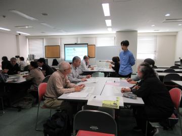 アイスブレイクをする参加者と先生の様子