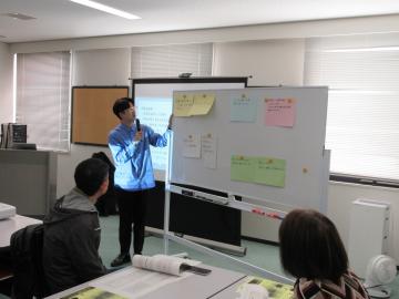 意見をまとめて掲示する様子