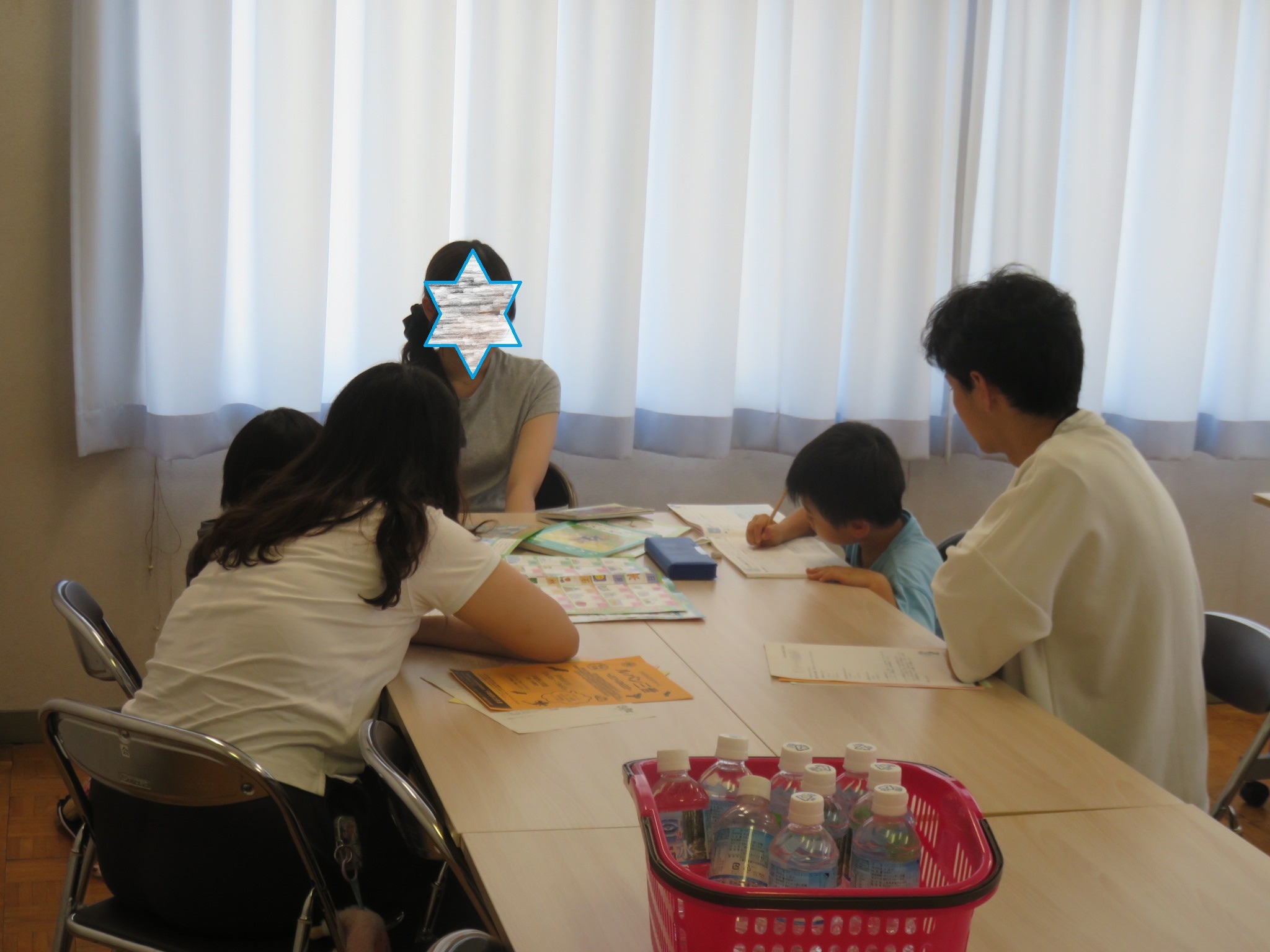 宿題を教えてもらっている様子1