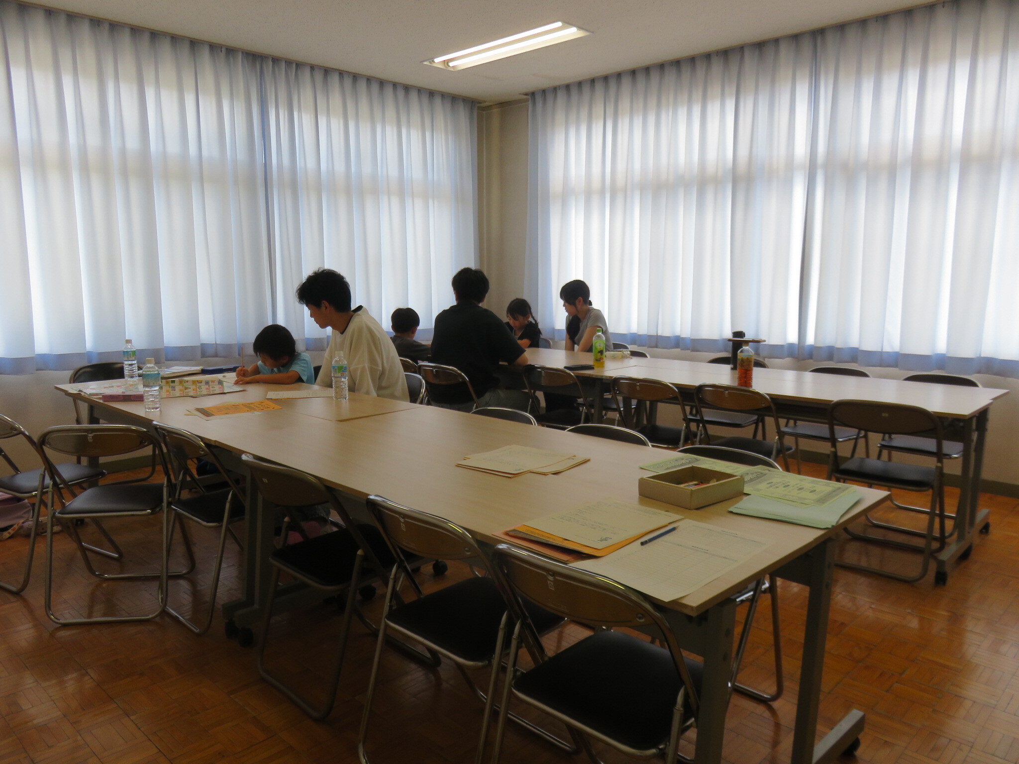 宿題を教えてもらっている様子2