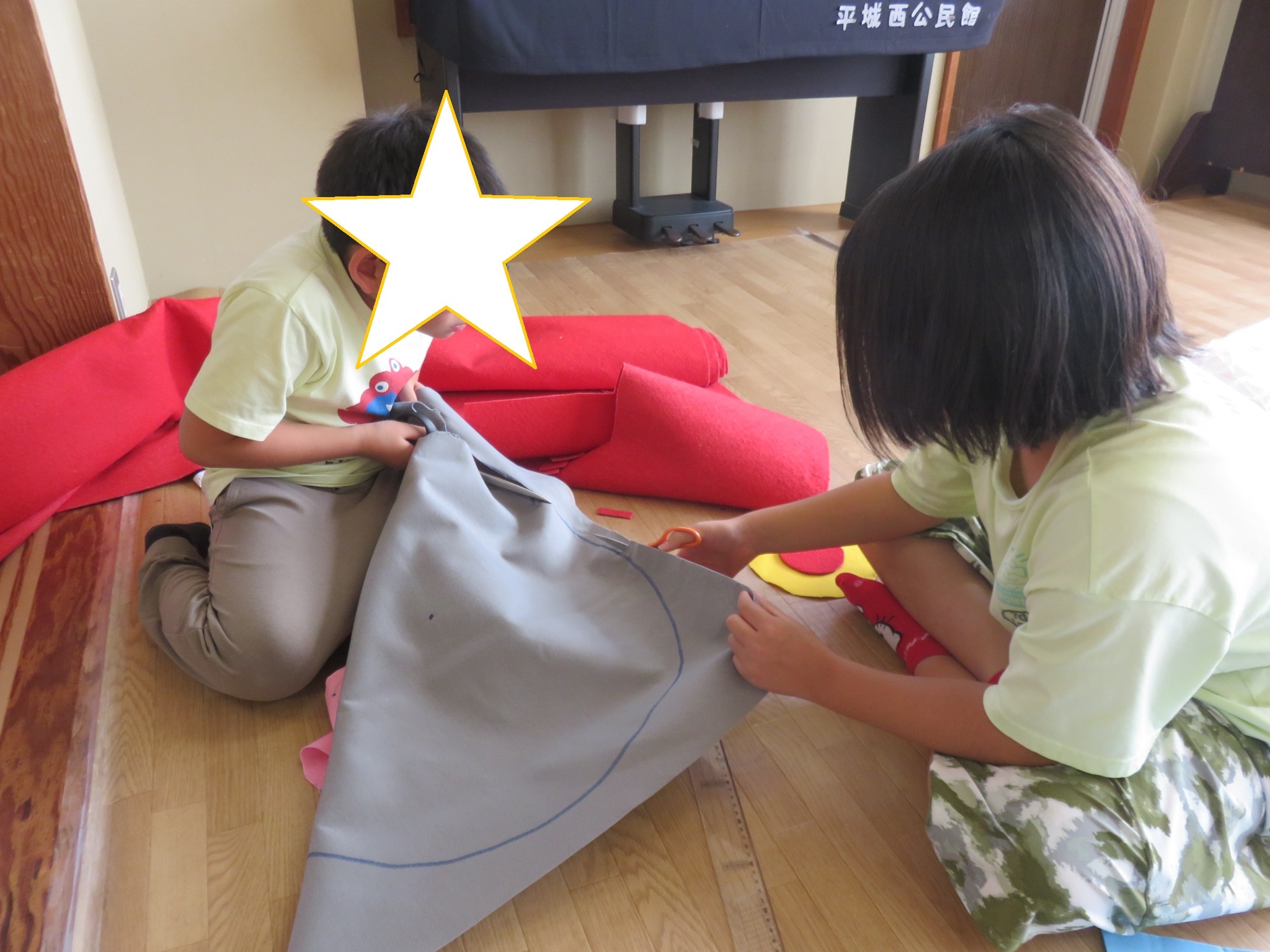 フェルトをはさみで切ってます